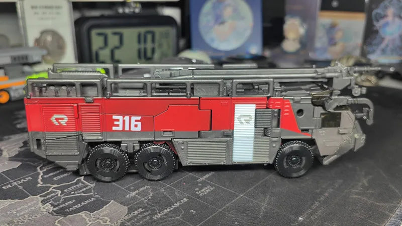 BAIWEI New 18CM Transformation Toys Movie 7 Robot Car Military Model SS56 Action Figures Classic Kids Gift TW-1028